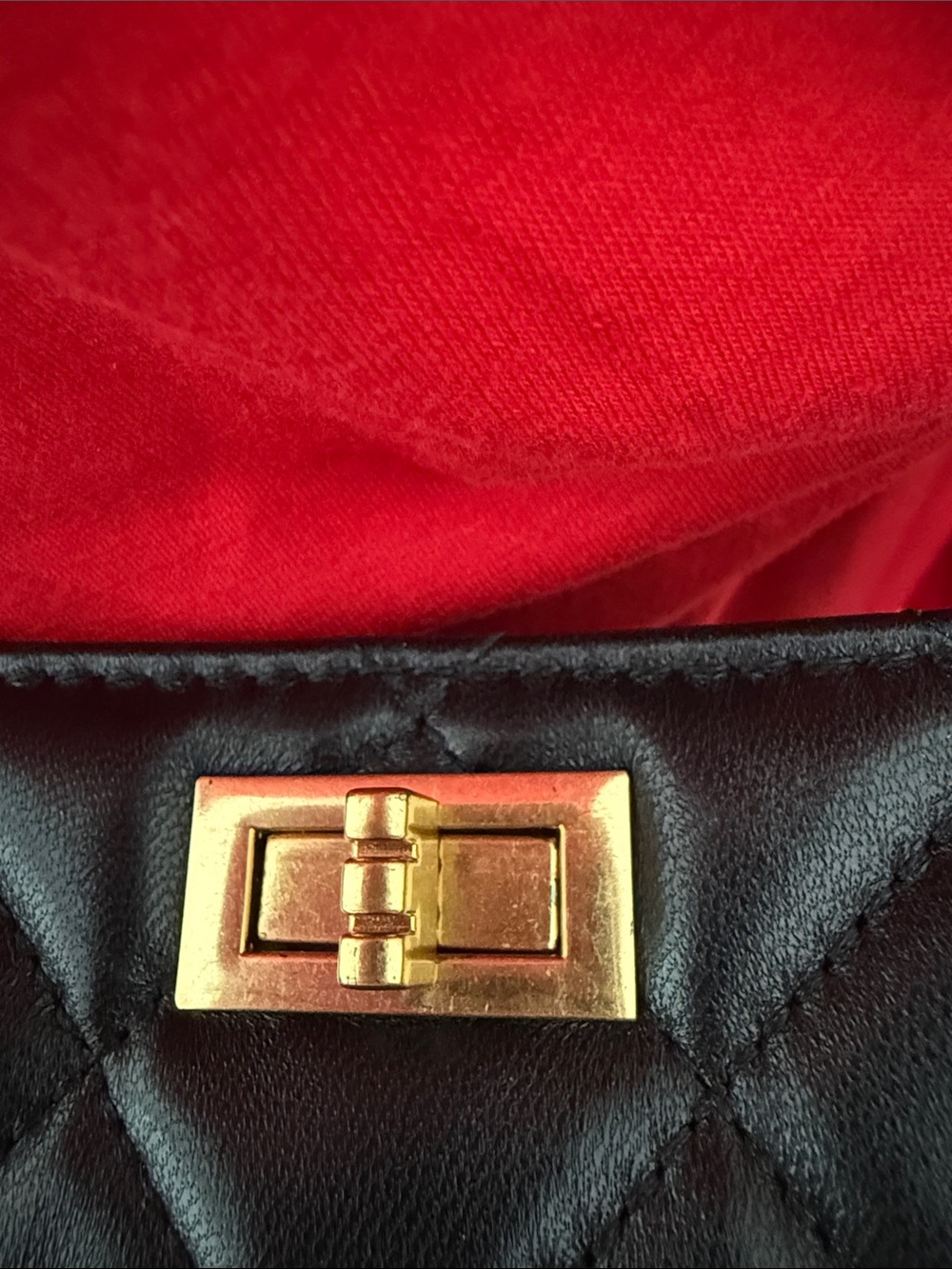 Classic Quilted Black Shoulder Bag with Gold Chain Accents - Picture 4 of 16
